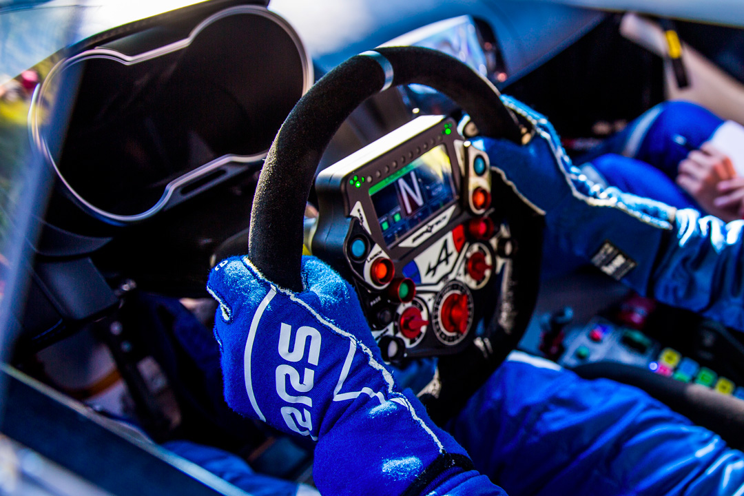 Choosing your gloves for car racing